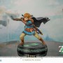 The Legend of Zelda: Tears of the Kingdom PVC Statue Link 18cm Glow-in-the-dark features